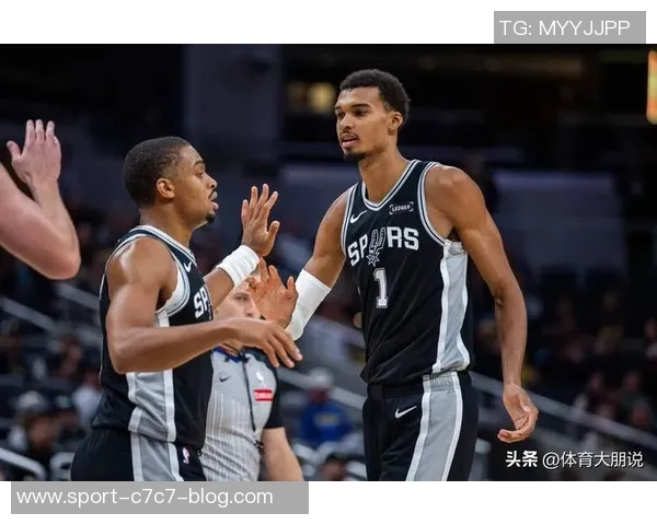 文班缺阵球队表现出色哈珀称他复出后将助力球队无敌状态